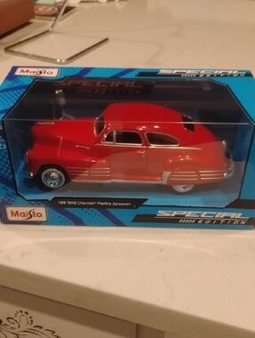Maisto Special Edition 1948 Chevrolet Fleetline Toy Car - Red